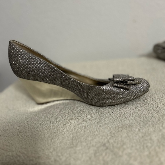 Bandolino metallic Size 7 M sparkles silver bow round toe wedge heels shoes - Picture 8 of 11